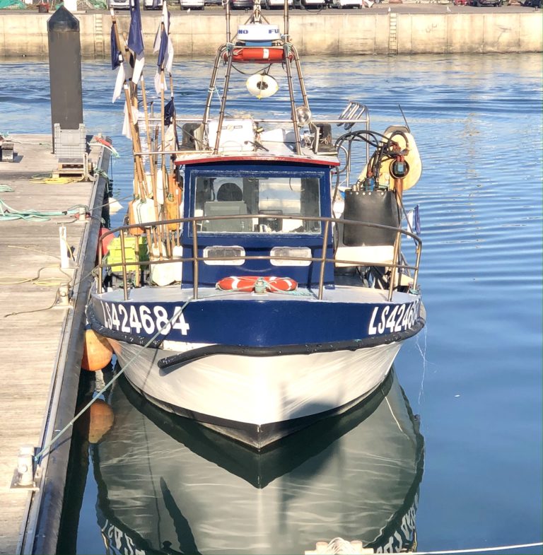 Bateau de pêche sur le port des Sables-d’Olonne près de La Cotriade
