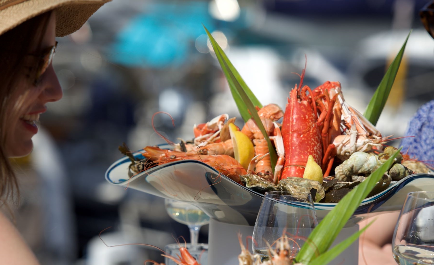 Cliente dégustant un plateau de fruits de mer à La Cotriade en terrasse